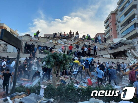 지진으로 건물이 무너진 터키 이즈미르에서 시민들과 당국이 구조 작업에 나서고 있다. © 로이터=뉴스1