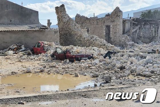 지진 여파로 건물이 무너진 그리스 사모스섬 © AFP=뉴스1