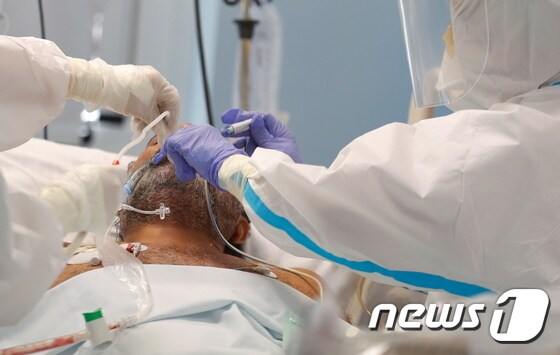  이탈리아 수도 로마의 산필리포네리병원에서 의료진이 코로나19 환자를 치료하고 있다. © 로이터=뉴스1