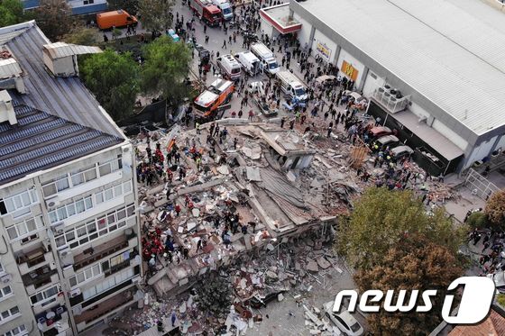 에게해 규모 7 강진으로 터키 서부 이즈미르에서 건물이 무너져 내려 구조작업이 진행 중이다.© 로이터=뉴스1