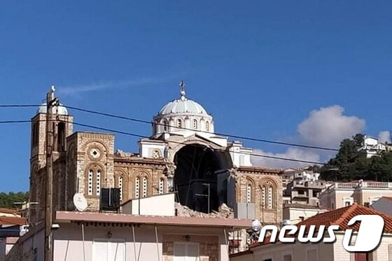 그리스 사모스섬 카를로바시의 한 그리스 정교회가 지진으로 인해 일부가 파괴됐다. © 로이터=뉴스1