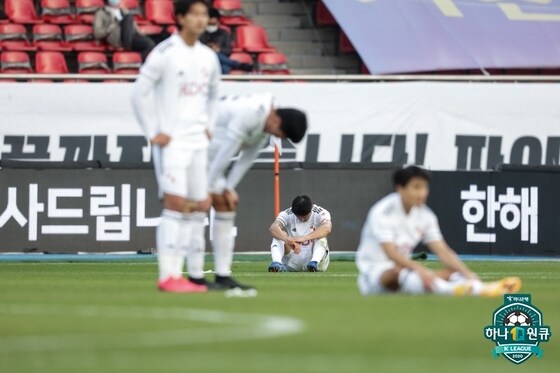 부산아이파크 선수들이 31일 성남 탄천종합운동장에서 성남FC에 1-2로 패하고 강등되자 아쉬워하고 있다. (한국프로축구연맹 제공) © 뉴스1