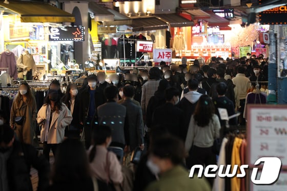 핼러윈데이(Halloweenday)인 지난달 31일 오후 서울 마포구 홍대거리가 북적이고 있다. 뉴스1 © News1 황기선 기자