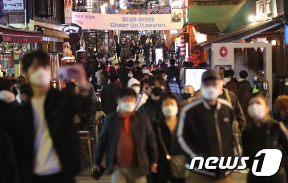 핼러윈 데이인 31일 저녁 서울 용산구 이태원동 일대를 찾은 시민들로 북적이고 있다. 2020.10.31/뉴스1 © News1 허경 기자