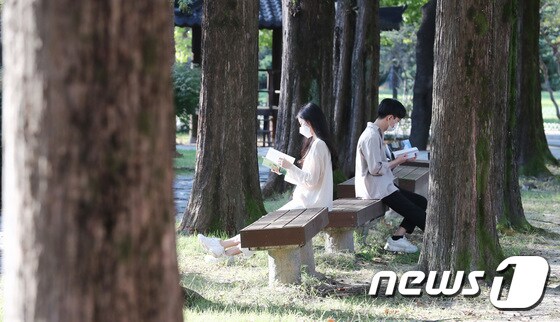 지난 6일 대전 소재 한 대학 캠퍼스에서 학생들이 야외에서 책을 읽고 있다./뉴스1 © News1