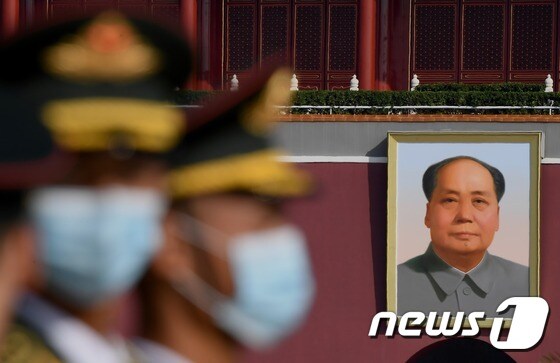 지난달 30일 중국 '국가열사기념일'을 맞아 베이징 톈안먼 광장에서 열린 기념식에 참석한 중국군 의장대(왼쪽) 뒤로 마오쩌둥 전 국가주석의 초상화가 보인다. © AFP=뉴스1