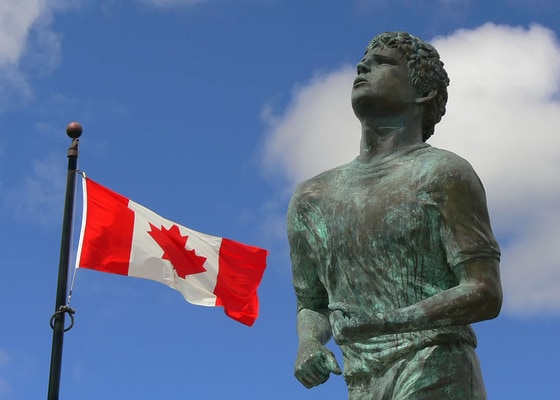 캐나다 오타와의 테리 팍스 동상 옆에서 펄럭이는 캐나다 국기 / 사진출처 = 위키피디아