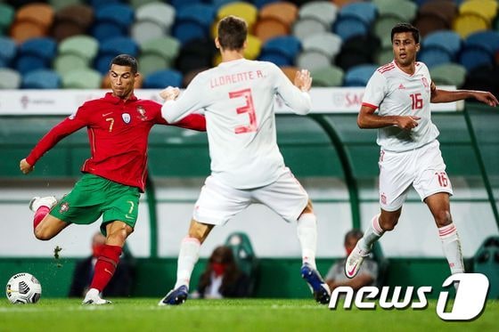 호날두의 포르투갈은 스페인과 0-0으로 비겼다.  © AFP=뉴스1