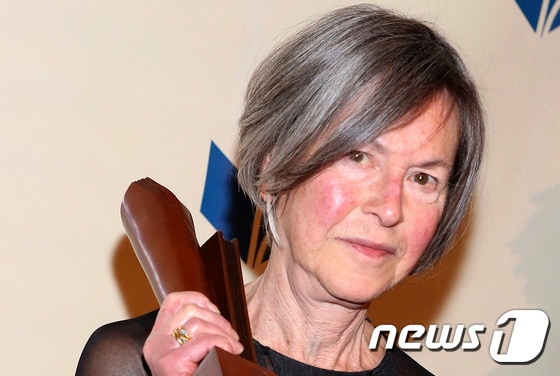 스웨덴 한림원은 8일 미국 시인 루이즈 글릭(Louise Glück)을 올해 노벨문학상 수상자로 선정했다고 밝혔다. 사진은 지난 2014년 11월 19일 뉴욕에서 열린 내셔널 북 어워즈에 참석한 글릭의 모습. © AFP=뉴스1