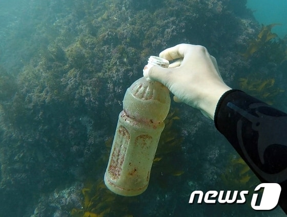 제주 앞바다에서 발견된 플라스틱 쓰레기.(디프다 제주 제공)2020.11.14/뉴스1© News1