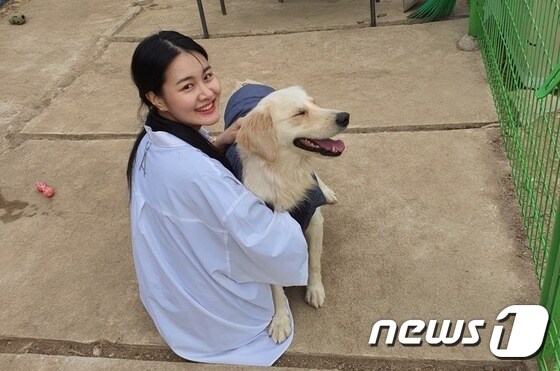 슈퍼모델 송채이가 9일 경기도의 한 사설 동물보호소에서 봉사활동을 하고 있다. 사진 아름회 제공 © 뉴스1