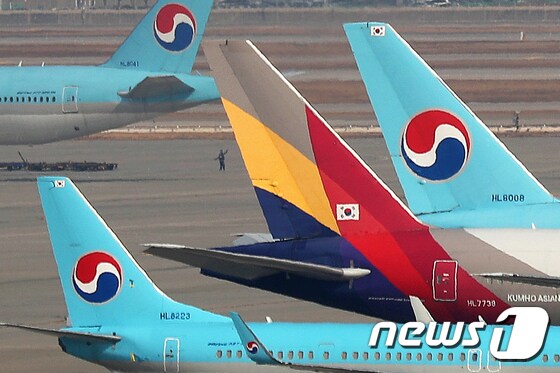  16일 인천국제공항 주기장에 대한항공과 아시아나항공 여객기가 이륙준비를 하고 있다. 2020.11.16/뉴스1 © News1 민경석 기자