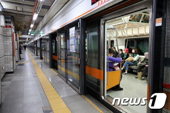  서울 종로구 지하철 독립문역 플랫폼. 2020.11.16/뉴스1 © News1 이승배 기자