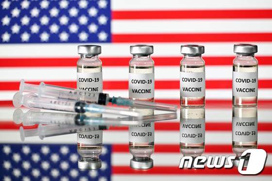 미국 성조기와 코로나19 백신. © AFP=뉴스1