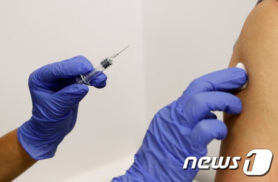 임상시험 참가자가 코로나19 백신을 맞고 있다. © 로이터=뉴스1