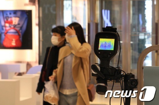 2일 오후 서울 중구 롯데백화점 본점에서 마스크를 착용한 시민들이 열화상카메라를 통과하고 있다. 2020.11.2/뉴스1 © News1 김유승 기자