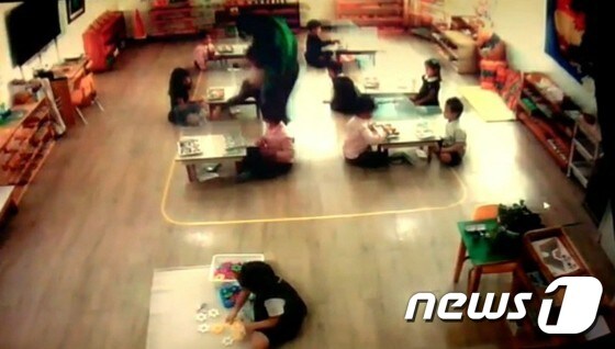 울산 동구 한  어린이집 교사가 아이를 자리에서 끌고 나와 던지는 모습이 CCTV영상에 찍혔다.(피해학부모 제공)© 뉴스1
