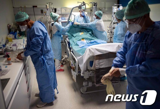 프랑스 의료진이 중환자실에서 코로나19 환자를 돌보고 있다. © AFP=뉴스1