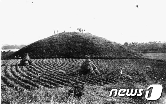 일제강점기 때 일본 학자들이 발굴하면서 촬영한 경신리1호무덤의 모습. (국립중앙박물관 제공) 2020.11.21.© 뉴스1