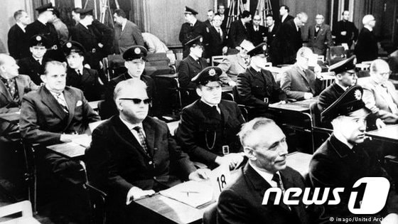 선글라스를 착용한 빅토르 카페시우스 1963년 프랑크푸르트법정에 출석했다. (출처 저자 퍼트리샤 포즈너 트위터) © 뉴스1