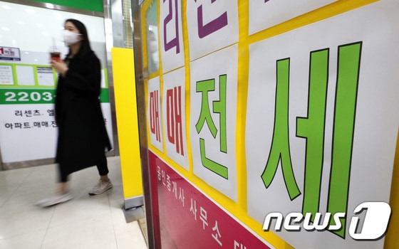 서울의 한 공인중개사무소에 전세상담 안내문이 붙어 있다. © News1 박지혜 기자