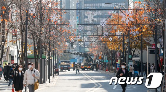 주말인 21일 오후 서울 서대문구 연세로 일대가 한산하다.  2020.11.21/뉴스1 © News1 안은나 기자