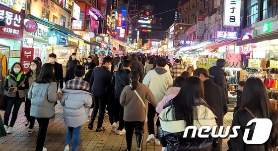 토요일인 21일 밤 서울 홍대앞 거리가 청년들로 가득차 있다.© 뉴스1 박기범 기자