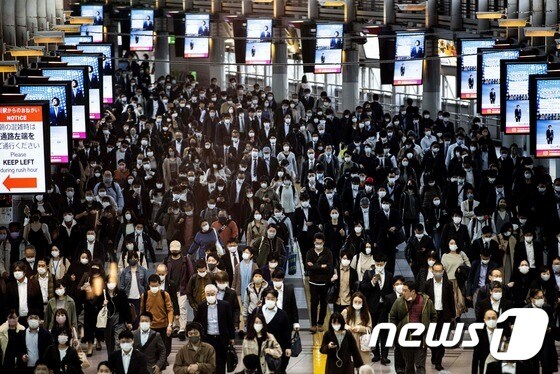 일본 도쿄 시나가와역에서 시민들이 출근을 서두르고 있다. © AFP=뉴스1