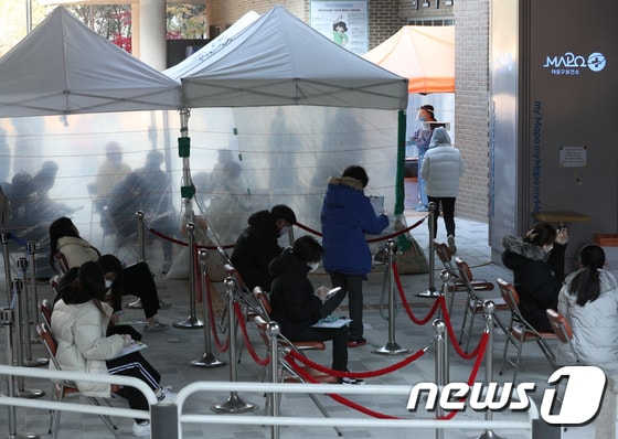 서울 마포구보건소 내 선별진료소에서 시민들이 코로나19 검사를 받기 위해 대기하고 있다. 2020.11.23/뉴스1 © News1 신웅수 기자