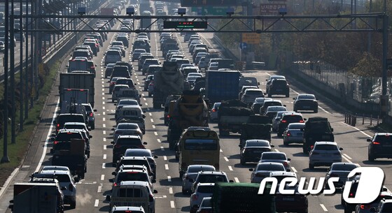 서울 강변북로에 설치된 노후경유차 단속 카메라. 2020.11.23/뉴스1 © News1 구윤성 기자
