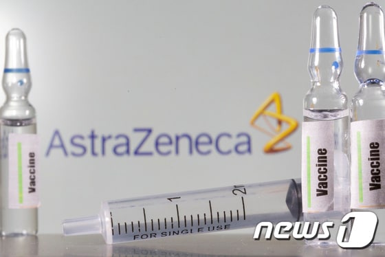 아스트라제네카 기업 로고와 개발중인 코로나19 백신 이미지 © 로이터=뉴스1