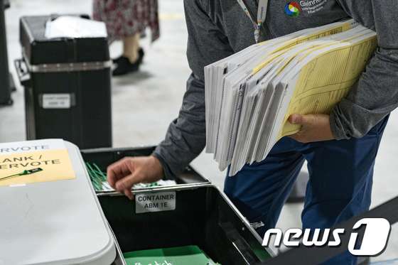 16일 미국 조지아주에서 대선 재검표 작업이 이뤄지고 있다. © AFP=뉴스1