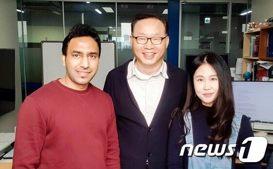 연구참여자들(왼쪽부터)아쉬와니 쿠마 연구원, 이효영 부연구단장, 이진선 연구원© 뉴스1