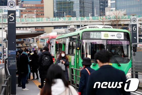 서울 중구 서울역버스종합환승센터에서 버스들이 오가고 있다. 2020.11.24/뉴스1 © News1 이승배 기자