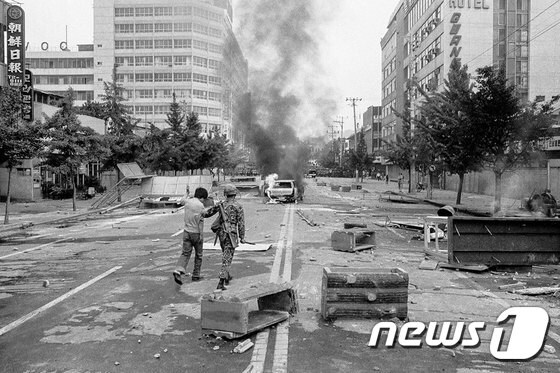 지난 2020년 한국일보가 공개한 5·18민주화운동 당시 미공개 사진. 5·18 당시 광주 동구 금남로 일대에 한 시민이 계엄군에 끌려가고 있다. © News1DB