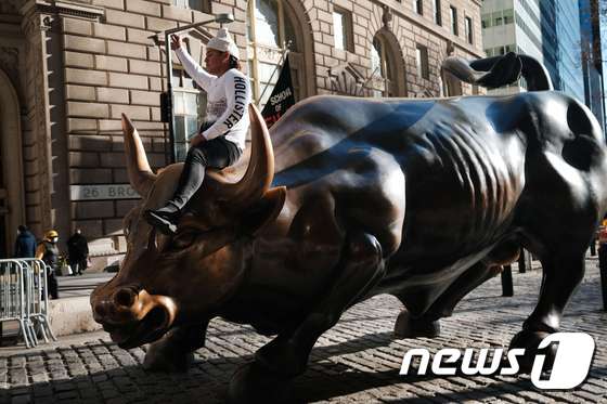 뉴욕증권거래소(NYSE) 인근의 청동 황소상 © AFP=뉴스1