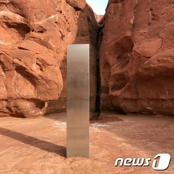 미국 유타주의 한 사막에서 발견된 신비로운 기둥. © 로이터=뉴스1