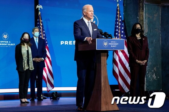 조 바이든 미국 대통령 당선인(가운데)이 24일 새 정부 국무장관 등 주요 외교안보 라인 인선결과를 발표하고 있다. © 로이터=뉴스1