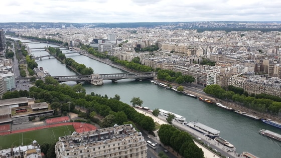 에펠탑에서 내려다본 센강. 왼쪽 끝에 보이는 다리가 그레넬교다. 조성관 작가 제공