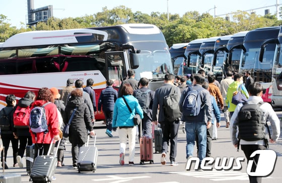 지난달 25일 오전 제주국제공항 전세버스 승차장에 관광객들이 몰리고 있다.2020.11.25/뉴스1 © News1 오현지 기자