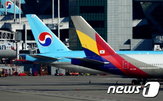  25일 인천국제공항의 아시아나 항공기 모습. 2020.11.25/뉴스1 © News1 정진욱 기자