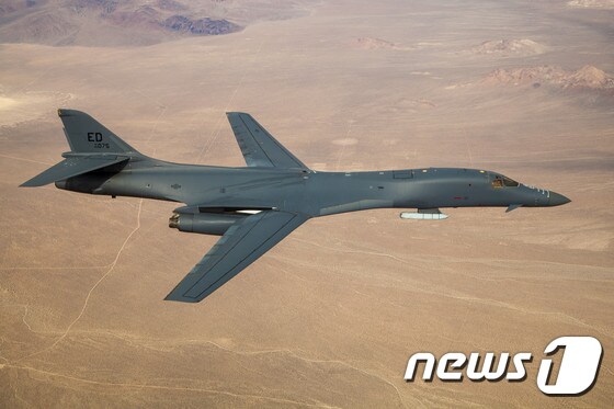 장거리 공대지미사일 '재즘'(JASSM)을 외부 무장창에 탑재한 B-1B 폭격기가 20일(현지시간) 미 캘리포니아주 에드워즈 공군기지 상공에서 시범 비행을 하고 있다. (출처 = 미 전략사령부) © 뉴스1