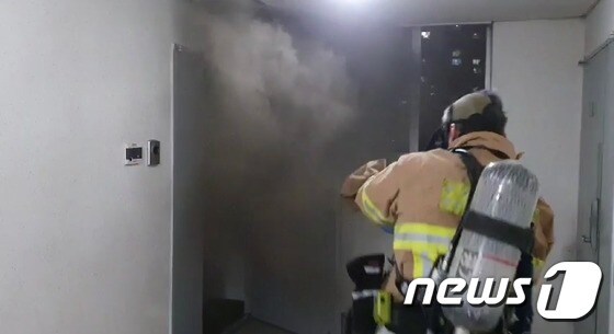 화재 현장에 접근하고 있는 소방대원.(부산경찰청 제공) /© 뉴스1