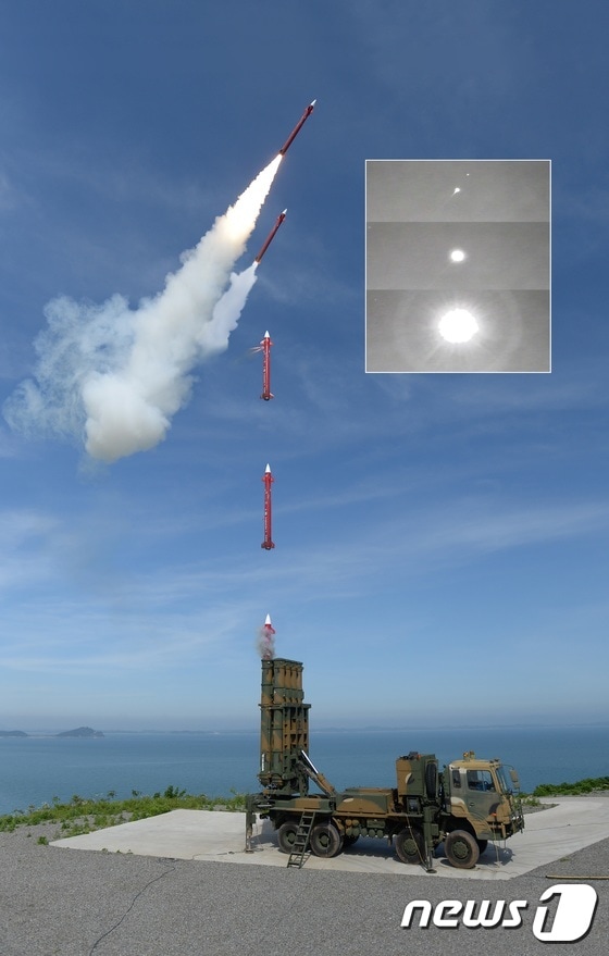 방위사업청은 국내 자체 기술로 개발한 대(對) 탄도탄 요격체계 천궁 II가 최초로 군에 인도됐다고 26일 밝혔다. 사진은 유도탄 발사 장면. (방위사업청 제공) 2020.11.26/뉴스1