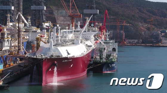 대우조선해양 옥포조선소에서 선박 대 선박 LNG 선적 작업이 이뤄지는 모습. (대우조선해양 제공) 2020.11.26/뉴스1