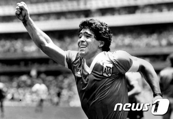 아르헨티나의 '축구 전설' 디에고 마라도나가 1986년 6월 22일 멕시코에서 열린 월드컵 준결승에서 잉글랜드와의 경기에서 결승골을 넣은 후 공중에서 팔을 들고 환호하고 있다. © 로이터=뉴스1 © News1 이동원 기자