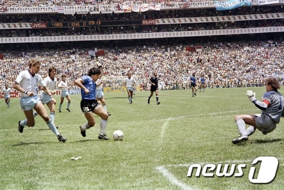 86년 월드컵 잉글랜드 전 마라도나 드리블 © AFP=뉴스1 © News1 이종덕 기자