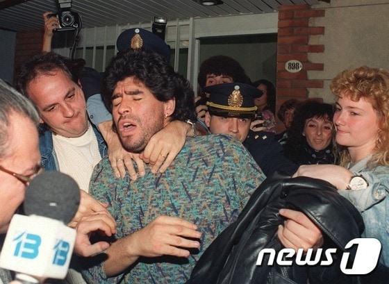 아르헨티나 축구영웅 디에고 마라도나가 1991년 4월 26일 부에노스아이레스의 한 아파트에서 코카인 마약소지 혐의로 경찰에 체포되고 있다. 아르헨티나의 축구 전설 디에고 마라도나가 2020년 11월 25일 세상을 떠났다. © AFP=뉴스1 © News1 이동원 기자