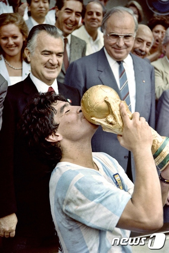 1986년 6월 29일 아르헨티나의 축구팀 주장 디에고 마라도나가 멕시코시티 아즈테카 스타디움에서 열린 서독과의 경기에서 3-2로 승리한 뒤 우승트로피에 입을 마추고 있다. 마라도나는 2020년 11월 25일에 세상을 떠났다. © AFP=뉴스1 © News1 이동원 기자