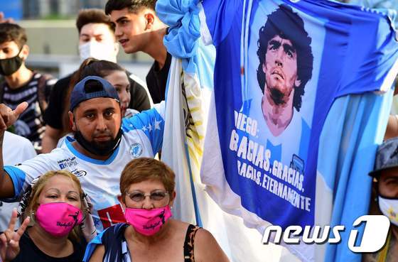 2020년 11월 부에노스아이레스에서 축구 팬들이 향년 60세에 심장마비로 별세한 아르헨티나의 축구 전설 디에고 마라도나를 부검할 영안실 밖에 모여 있다. © AFP=뉴스1 